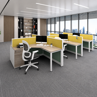 Poste de travail de bureau commercial moderne pour quatre personnes, avec dessus en forme de L en grain de bois clair, cloisons jaune-vert et meubles de rangement sur pieds.