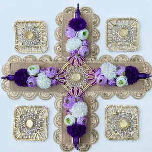 Candelabro de Cruz Dorada Hecho a Mano con Flores Blancas y Moradas para Actividades Religiosas de Navidad y Pascua - Decoración Moderna para el Hogar - Product Image 2