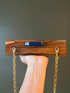 Pochette en bois et résine avec incrustation turquoise océanique et chaîne dorée pour soirée - Product Image 4