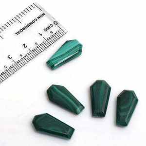 Pendentifs en malachite naturelle sculptée à la main en forme de cercueil, pierres précieuses facettées, figurines sculptées en malachite pour la création de bijoux - Product Image 5