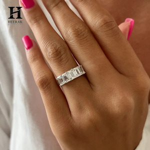 Elegante Anillo Apilable con Diamantes de Corte Esmeralda - Anillo de Boda con Diamantes Certificados - Personalizable en Oro de 18K/14K - Product Image 5
