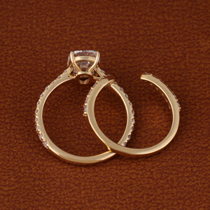 Anillo de compromiso de oro macizo de 14K con diamante cultivado en laboratorio de 5 quilates con corte cojín estilo mina antigua y banda de boda a juego con pavé - Product Image 5