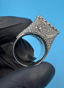 Bague de luxe pour homme en moissanite fabriquée en Inde, sertie de diamants brillants, pour mariage, fiançailles, cadeau pour homme, en vente - Product Image 5