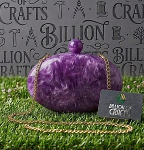 Bolso de mano de resina morada a la moda para mujer, elegante bolso de noche hecho a mano con carcasa rígida y cadena para fiestas y bodas - Product Image 3