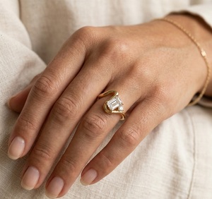 Bague de fiançailles asymétrique unique en or massif 14K/18K avec diamant de laboratoire 1,13 carats et bande incurvée émeraude Toi et Moi - Product Image 6