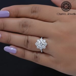 แหวนหมั้น Charm_Jewells โรสโกลด์ ประดับโมอิสซาไนต์ ทรงคุชชั่น บาแกตต์ ฮาโล พรองเซ็ตติ้ง รับรองโดย IGI น้ำหนัก 3 กรัม สำหรับผู้หญิง สไตล์โรแมนติก - Product Image 5
