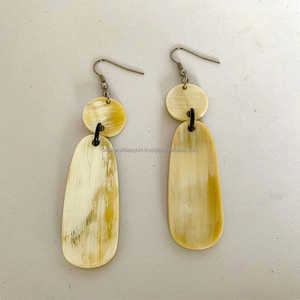 Pendientes Clásicos de Cuerno de Búfalo Natural, Diseño Personalizado con Piedra Natural para Bodas y Otras Ocasiones, por FWE Natural Crafts - Product Image 2