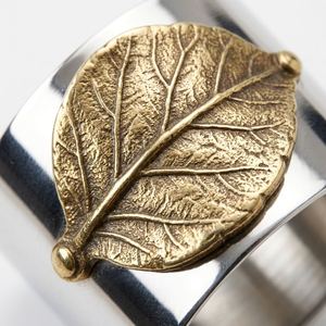 Juego de 4 Anillos para Servilletas con Motivo de Hoja en Latón Surtido, Porta Servilletas de Metal con Acabado Cepillado para Decoración de Mesa de Comedor - Product Image 2
