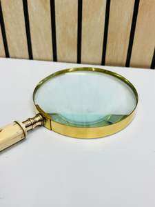 Lupa de Mano de Estilo Vintage de 4'' con Marco de Latón y Mango de Hueso - Product Image 3