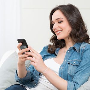 Caricabatterie Wireless 2-in-1 da 5000mAh per MagSafe, Caricatore Magnetico Rapido PD20W Portatile per Dispositivi iOS (iPhone 15 14 13 12) - Product Image 3