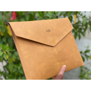 Housse d'ordinateur portable en cuir véritable faite à la main Al-Amir, étui de protection RFID personnalisé avec logo monogramme, style enveloppe - Product Image 2