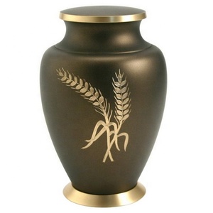 Elegante urna funeraria de latón con artesanía detallada y superficie brillante para un monumento duradero de Axiom Home Accents - Product Image 1