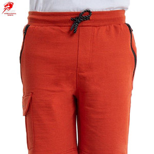 Shorts décontractés légers pour hommes, conçus pour un confort quotidien, en tissu respirant et lisse, au look moderne et épuré - Product Image 5