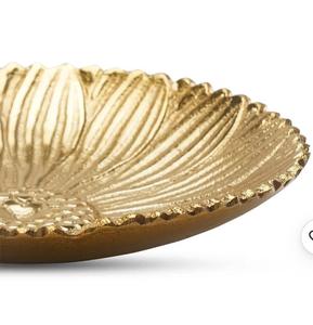 Tazón de Metal Hecho a Mano con Diseño Floral Tallado, Acabado Dorado, Plato Decorativo para Servir, Estilo Glamuroso, Ideal para Regalo - Product Image 3