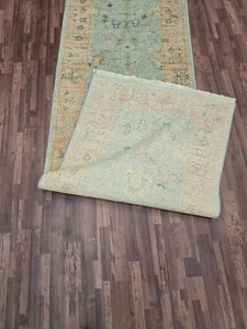 Tapis de coureur Oushak noué à la main vert sauge et pêche Tapis en laine de style turc vintage pour salon bureau d'hôtel - Product Image 4