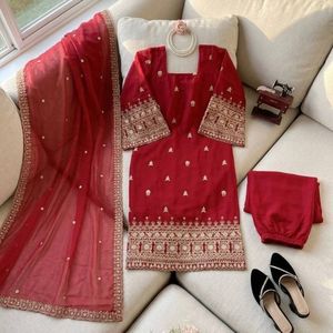 Ensemble Kurta et pantalon pour femme en fausse georgette épaisse, brodé de fils et de paillettes, avec dupatta à bordure en dentelle sur quatre côtés - Product Image 4