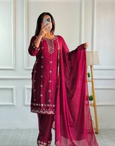 Conjunto de diseñador con hermoso bordado Moti Work Star Georgette, top con pantalón y dupatta, completamente cosido y listo para usar. - Product Image 1