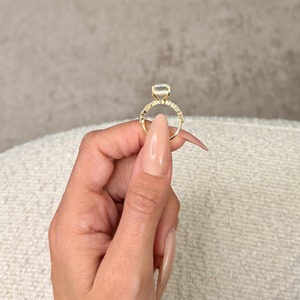 แหวนหมั้นเพชรทรงเหลี่ยมมรกต 6.50 กะรัต เพชรเลี้ยงในห้องปฏิบัติการ _ ประดับด้วยวงแหวนรอบนอกแบบซ่อน และเพชรทรงมาร์คีส์ด้านข้าง _ รับรองโดย IGI _ แหวนทอง 14k - Product Image 5