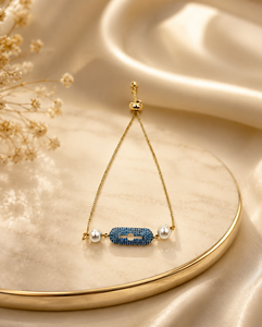 Bracelet minimaliste plaqué or avec breloque en CZ bleu et perle coulissante |   Grossiste en bijoux de protection tendance - Product Image 3