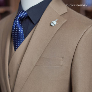 Traje de Tres Piezas para Hombre en Color Tabaco - Colección Color Natural |   Chaqueta, Pantalones y Chaleco - Product Image 3