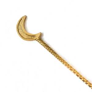 Cuchara de postre dorada con mango de latón y diseño de luna antigua en relieve para el hogar y hoteles, de Universal Overseas - Product Image 3