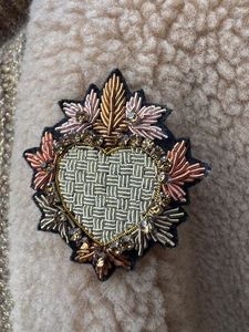 Broche florale brodée artisanale avec perles, cristaux et breloques - Product Image 1