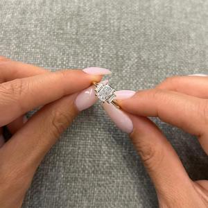 แหวนหมั้นและแต่งงานทรงคลาสสิกประดับโมอิสซาไนต์ทรงเรเดียนท์คัท น้ำหนัก 1.80 กะรัต ขายดี พร้อมเคลือบโรเดียม - Product Image 6