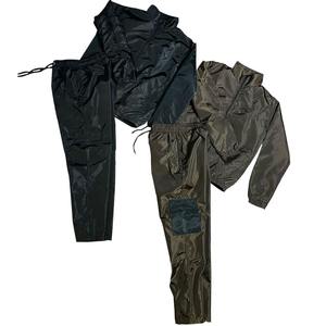 Ensemble de survêtement personnalisé pour homme : veste coupe-vent et short en polyester et nylon, imperméable et réfléchissant, avec fermeture éclair - Product Image 1