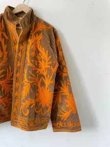 Chaqueta de Terciopelo Marrón Bordada a Mano con Hilo Floral Naranja Vibrante, Diseño Artesanal, Estilo Boho Chic, Ropa de Invierno para Mujer - Product Image 5