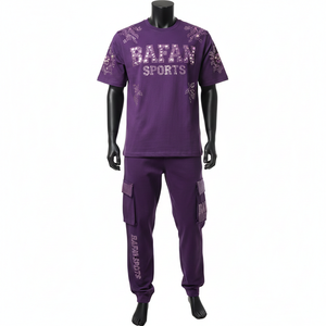 Conjunto de 2 piezas de lujo para hombre: Camiseta morada de jersey de mezcla de algodón 210GSM y pantalón jogger con paneles laterales tipo cargo, con logo brillante termotransferible. - Product Image 1