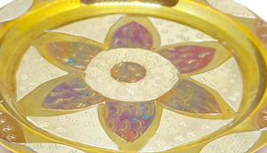 Assiette de service ronde en métal plaqué or et argent avec incrustation florale, idéale pour la décoration de table de mariage et d'événements - Product Image 5