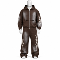 Ensemble de survêtement streetwear avec broderie de logo personnalisé, comprenant un sweat à capuche imprimé effet délavé et un pantalon évasé, fermeture éclair, en vente