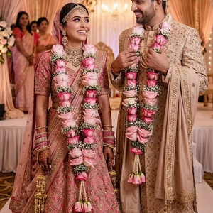 Guirlande de roses artificielles Jaimala pour mariage, élégante guirlande florale Varmala pour la mariée et le marié, guirlande de fleurs légère et réutilisable - Product Image 1