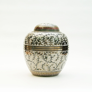 Urne noire de minuit ornée d'étoiles argentées dispersées. Une magnifique commémoration céleste, disponible à prix de gros. - Product Image 2