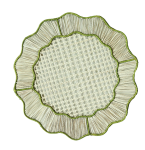 Nouvelle assiette de présentation en rotin, motif tressé, bordure verte, best-seller, artisanat durable, style rustique - Product Image 1