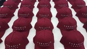 หมวกแก๊ปทรง Trucker แบบสั่งทำจาก Protect Style Apparels ขอบโค้ง ผ้าฝ้ายนุ่ม เย็บอย่างมืออาชีพ พร้อมโซ่ประดับด้านหน้า - Product Image 1