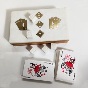 Boîte de rangement rectangulaire en résine artisanale avec cartes de poker et dés gravés pour jeu, symbole classique de jeu, organisation - Product Image 1