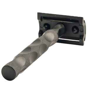 Cuchilla de afeitar de doble filo de acero inoxidable de primera calidad con orificio para el dedo para un mejor agarre, ideal para uso doméstico y en salones de belleza, con logotipo y color personalizados. - Product Image 3