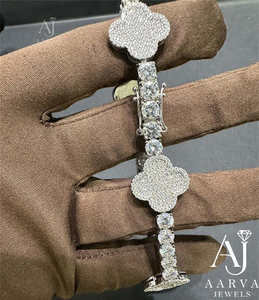 กำไลข้อมือเงินแท้ 925 ประดับมอสซาไนต์รูปใบโคลเวอร์สี่แฉก แบรนด์ AARVA JEWELS ทรงลูกปัด ตัดแบบบริลเลียนท์ ชุบโรเดียม รับประกันโดยบุคคลที่สาม - Product Image 2