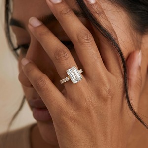 Anillo de compromiso con diamante cultivado en laboratorio de corte esmeralda de 2.50 CTW, banda pavé de oro amarillo de 14 quilates, anillo de joyería fina para mujer - Product Image 6