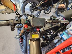 จักรยานไฟฟ้ารุ่นใหม่คุณภาพสูง A9 Pro Max 60V 70Ah, 5600W(สูงสุด) มอเตอร์คู่ ความเร็ว 45+ ไมล์ต่อชั่วโมง, ยางขนาด 26"x4.8" สำหรับขี่ออฟโรด, ระยะทางวิ่ง 200 ไมล์ - Product Image 2