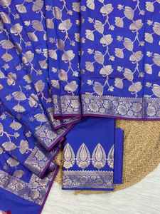 Conjunto de traje Banarasi Semi Katan para mujer, diseñado para ocasiones festivas, con un acabado tejido de alta calidad y un aspecto clásico de tejido Banaras. - Product Image 3