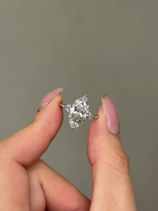 Anillo de compromiso con diamante cultivado en laboratorio de 3 quilates con corte marquesa y piedras laterales con corte cometa, certificado por IGI - Product Image 4