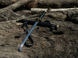 Épée à poignée en cuir noir avec garde doré, lame à pointe, fourreau et sangle - Product Image 2
