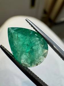 Émeraude Naturelle Colombienne Vert Émeraude Coupe Poire 3.18CT Pierre Précieuse Facettée Libre Effet de Couleur et de Feu Pour la Fabrication de Bijoux et les Collectionneurs Sans Trou - Product Image 1