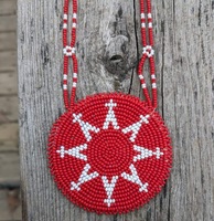 Ensemble collier et boucles d'oreilles en perles artisanales traditionnelles avec perles colorées pour tenues culturelles