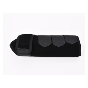รองเท้าบู๊ตป้องกันขาสำหรับม้า ทำจากนีโอพรีน สีแดงดำล้วน - Product Image 3