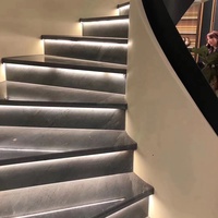 Escalier incurvé moderne en noir élégant, taille personnalisée, pour l'intérieur