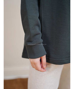 Top corto unisex de manga larga para fitness, diseño de logotipo personalizado de gran tamaño, ajuste holgado, secado rápido, estilo sólido sostenible - Product Image 4