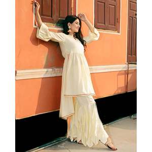 Ensemble Kurta en mousseline de soie frais et élégant à manches trois-quarts et coupe asymétrique, taille XS - Product Image 1